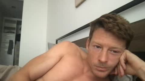 yoyoyo1221 online show from April 16, 2026, 2:12 am