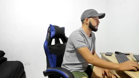 YULIAN online show from November 13, 2025, 4:33 am