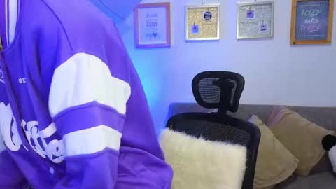 yulian_vasquez online show from November 22, 2025, 12:04 pm