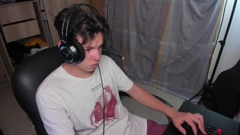 yurii_moody online show from December 6, 2024, 2:02 am