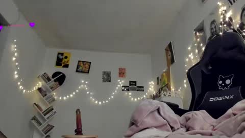 paola online show from March 9, 2025, 1:04 am