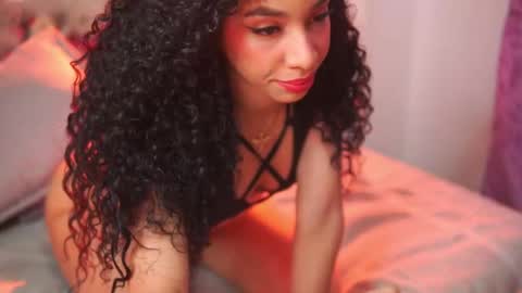 Yuyi Cam online show from November 8, 2025, 2:01 am