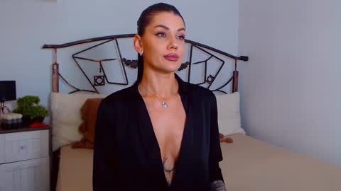 I V Y   online show from March 4, 2025, 9:00 pm