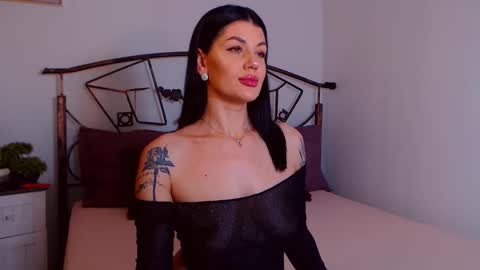 I V Y   online show from November 3, 2025, 8:43 pm