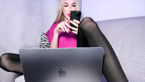 ZARINA online show from January 9, 2025, 5:22 pm