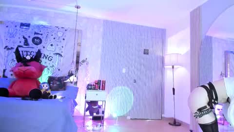    online show from October 24, 2025, 2:35 pm