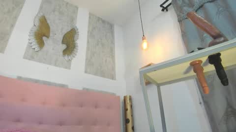 ZHAMIRA  ANDRES online show from November 26, 2025, 11:50 pm