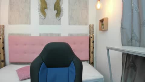 ZHAMIRA  ANDRES online show from January 15, 2026, 7:28 pm