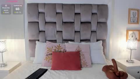 zharia_lux25 online show from March 19, 2026, 11:36 am