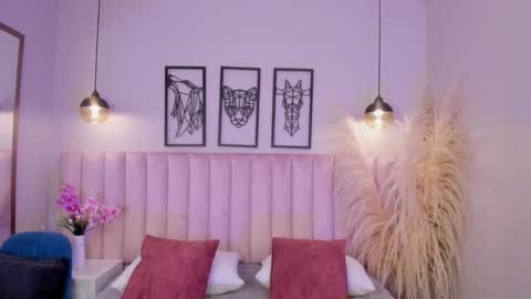 zoe_banks_ online show from September 15, 2025, 1:11 pm