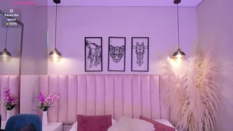 zoe_banks_ online show from September 18, 2025, 12:40 pm