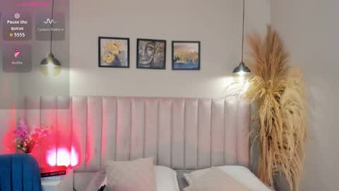 zoe_banks_ online show from October 16, 2025, 12:39 pm