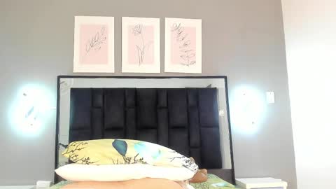 zoe_curvyy online show from June 5, 2026, 12:11 pm