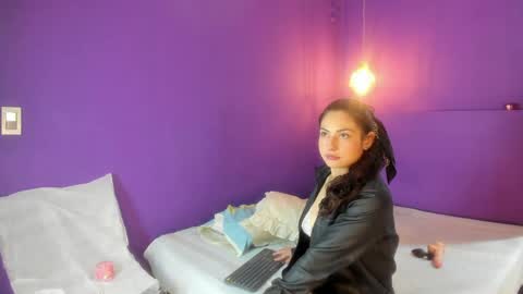 zoe_henderson online show from April 7, 2026, 3:07 am