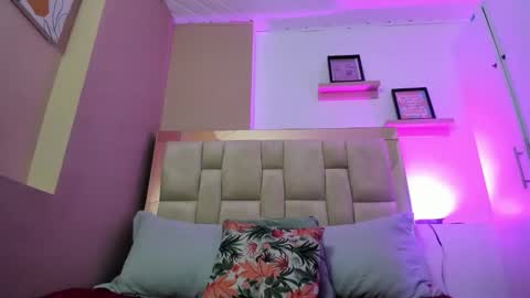 Snapshot of zoe_moreau chatting on December 19, 2025, 7:10 pm zoe_moreau online show from December 19, 2025, 7:10 pm