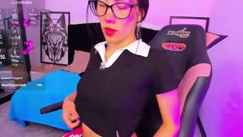 Laura  online show from December 3, 2025, 5:04 am