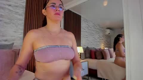 zoehiltonx online show from May 30, 2026, 1:30 pm