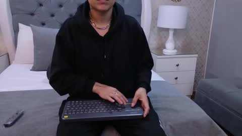 Zoe Krug online show from October 20, 2025, 12:49 pm