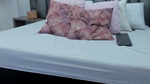 Zoe Krug online show from February 26, 2026, 12:15 pm