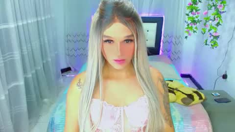 Snapshot of zoeschmmit chatting on June 5, 2026, 11:43 pm zoeschmmit online show from June 5, 2026, 11:43 pm