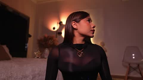 zoevidal_ online show from May 19, 2026, 12:11 pm