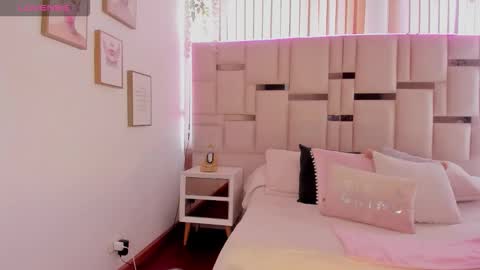 zoey thommpson online show from November 30, 2025, 3:49 pm