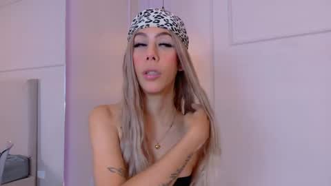 Snapshot of zoeypetit chatting on May 25, 2026, 12:55 pm Zoey online show from May 25, 2026, 12:55 pm