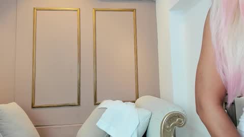 Z O E online show from November 30, 2025, 12:42 pm