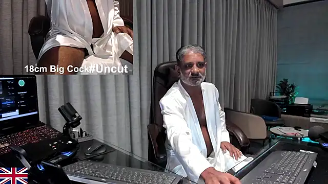 Snapshot of OnlineBossUK chatting on July 1, 2026, 6:40 pm OnlineBossUK online show from July 1, 2026, 6:40 pm