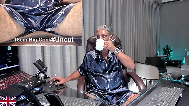 Snapshot of OnlineBossUK chatting on July 15, 2026, 5:12 am OnlineBossUK online show from July 15, 2026, 5:12 am
