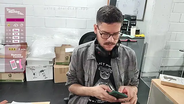 Snapshot of AndyHepburn chatting on October 3, 2025, 1:41 pm AndyHepburn online show from October 3, 2025, 1:41 pm