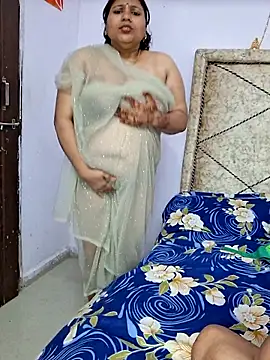 MOM-SUN-COUPLE online show from February 11, 2025, 8:10 pm