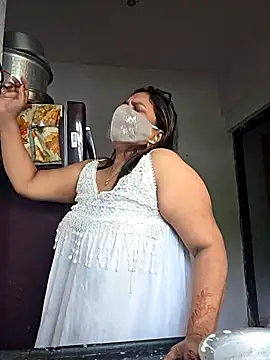 MOM-SUN-COUPLE online show from October 5, 2025, 10:35 am