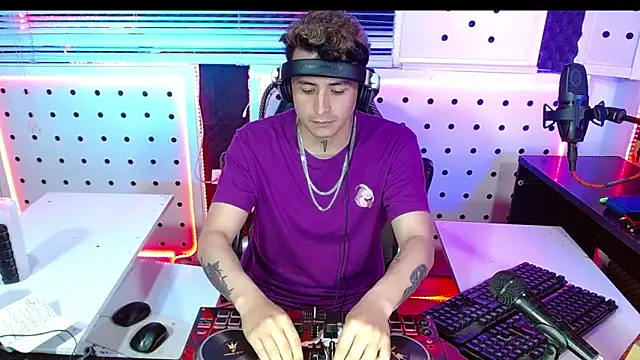 Darko0717 online show from October 25, 2025, 2:08 am