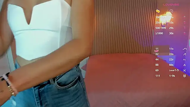 EmilyEvans7 online show from October 6, 2025, 5:43 pm