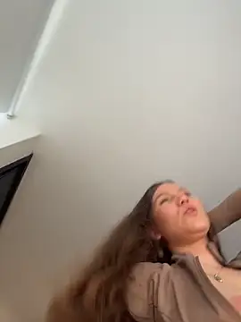 AmelieLaurent  online show from April 4, 2026, 5:32 pm