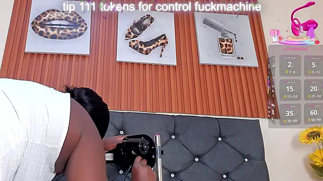 Snapshot of Cristale69 chatting on November 7, 2025, 2:11 am Cristale69 online show from November 7, 2025, 2:11 am