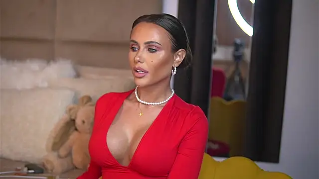 Snapshot of AnaisBellas chatting on December 19, 2024, 6:45 pm AnaisBellas online show from December 19, 2024, 6:45 pm