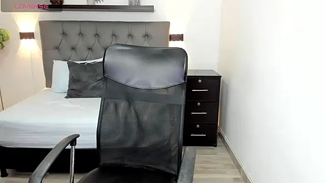 Snapshot of emily_villamil chatting on December 4, 2024, 7:56 pm emily villamil online show from December 4, 2024, 7:56 pm