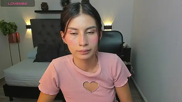 Snapshot of emily_villamil chatting on December 17, 2024, 7:48 pm emily villamil online show from December 17, 2024, 7:48 pm