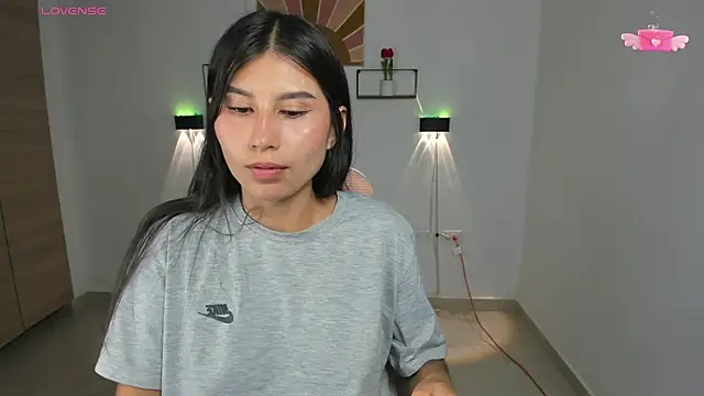 Snapshot of emily_villamil chatting on October 6, 2025, 9:23 pm emily villamil online show from October 6, 2025, 9:23 pm