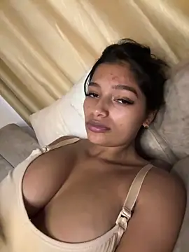 Snapshot of AgathaGeorgiou chatting on October 6, 2025, 10:07 pm AgathaGeorgiou online show from October 6, 2025, 10:07 pm