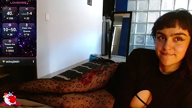 Snapshot of collette_beaufoy_ chatting on December 4, 2024, 6:06 pm collette beaufoy online show from December 4, 2024, 6:06 pm