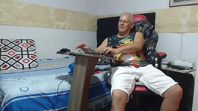 Snapshot of VALENTINO1983_ chatting on September 14, 2025, 6:23 am VALENTINO1983 online show from September 14, 2025, 6:23 am