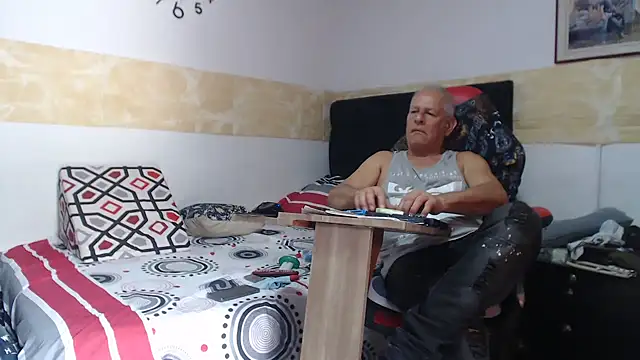 Snapshot of VALENTINO1983_ chatting on September 17, 2025, 4:30 pm VALENTINO1983 online show from September 17, 2025, 4:30 pm