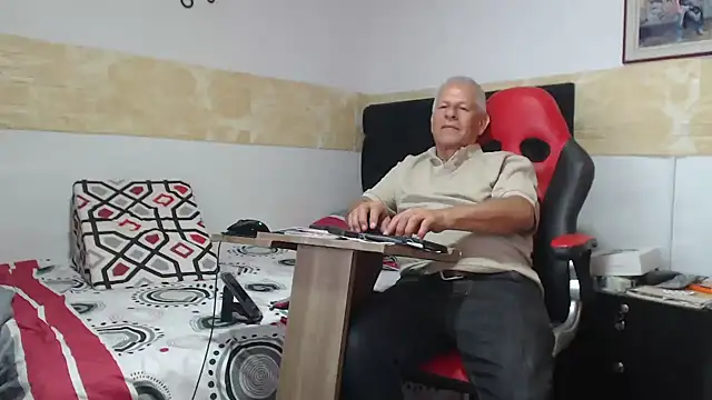 Snapshot of VALENTINO1983_ chatting on September 28, 2025, 4:07 am VALENTINO1983 online show from September 28, 2025, 4:07 am