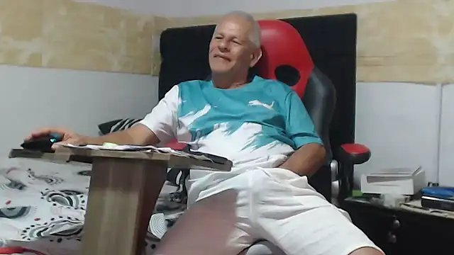 Snapshot of VALENTINO1983_ chatting on October 3, 2025, 3:36 am VALENTINO1983 online show from October 3, 2025, 3:36 am