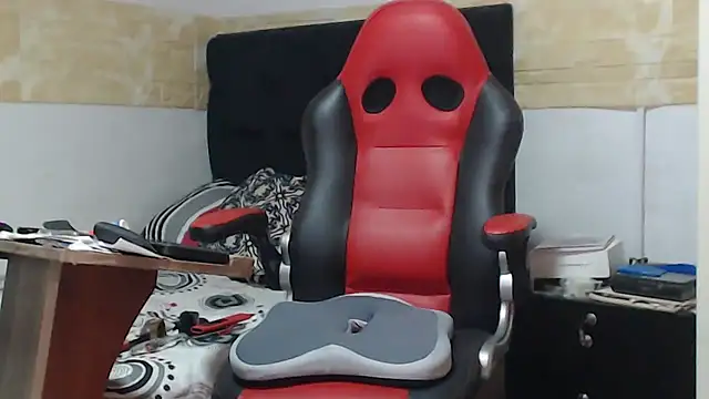 Snapshot of VALENTINO1983_ chatting on October 4, 2025, 4:38 pm VALENTINO1983 online show from October 4, 2025, 4:38 pm