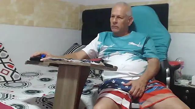 Snapshot of VALENTINO1983_ chatting on October 7, 2025, 2:42 am VALENTINO1983 online show from October 7, 2025, 2:42 am