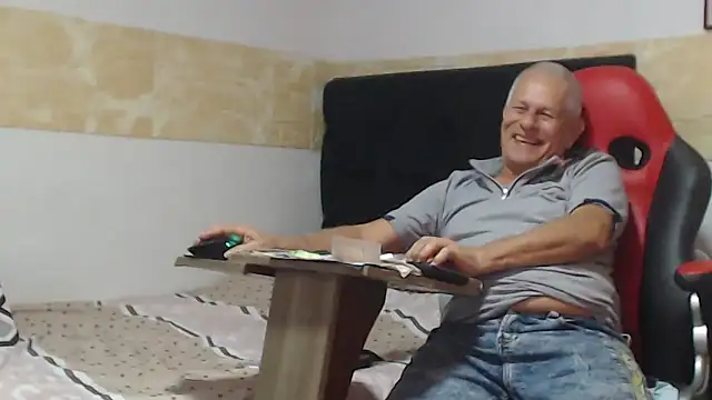 Snapshot of VALENTINO1983_ chatting on October 11, 2025, 2:00 am VALENTINO1983 online show from October 11, 2025, 2:00 am